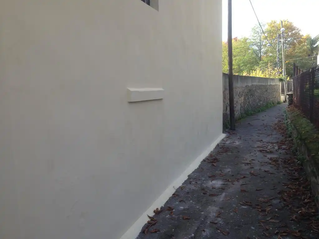 mur tagué après peinture & nettoyage